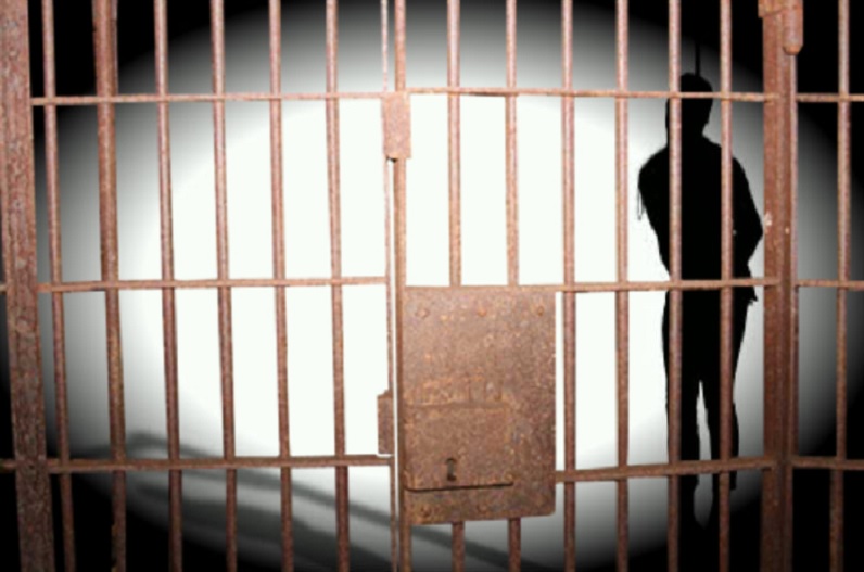 फटी रह गई पुलिस की आंखें, जब जेल में फंदे से लटकता मिला कैदी का शव, प्रहरी में मचा हड़कंप