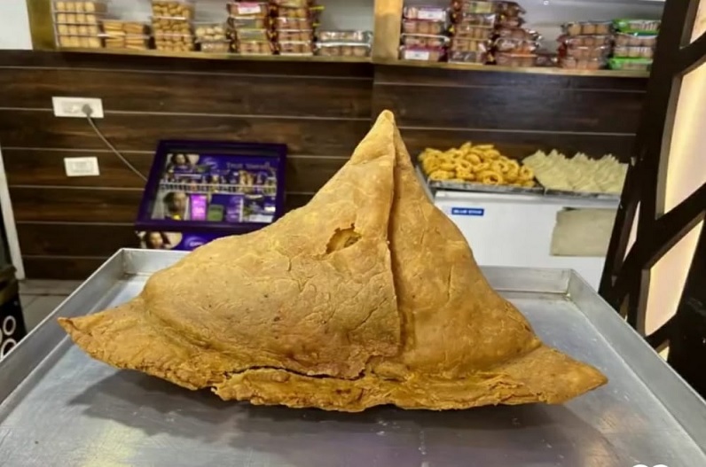 ये है ‘बाहुबली समोसा’, दुकानदार ने तैयार किया 8 किलो का समोसा, खाने के लिए दो दिन पहले से देना होता है आर्डर