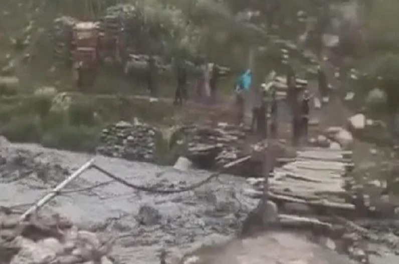 बादल फटने के बाद बाढ़ ने मचाई तबाही, बंद हुआ ये नेशनल हाईवे, सैकड़ों गाड़ियां जाम में फंसी