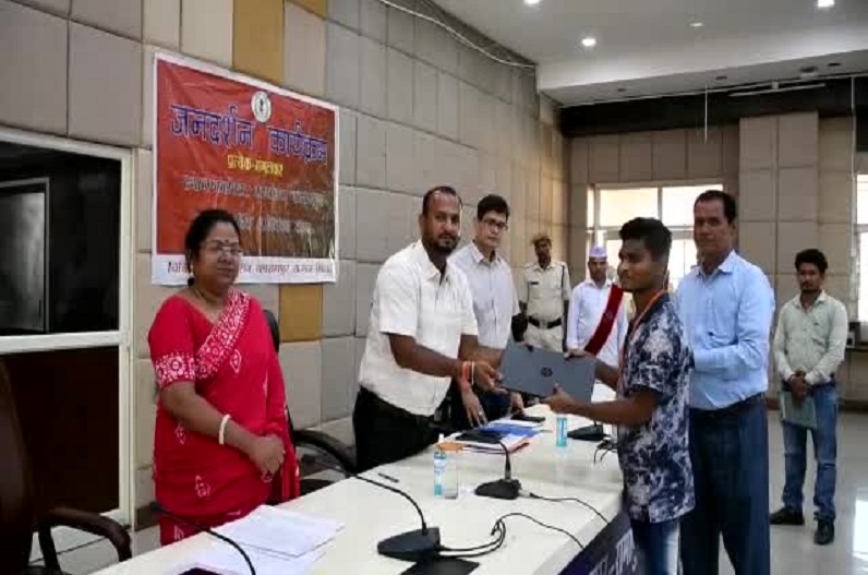 दिव्यांग छात्र ने कलेक्टर से मांगी ऐसी मदद, जिसकी जिलेभर में हो रही जमकर तारीफ