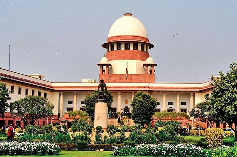 सुप्रीम कोर्ट का बड़ा फैसला, ‘रिश्ते में खटास आने पर पुरुष के साथ रहने वाली महिला रेप केस दर्ज नहीं कर सकती’