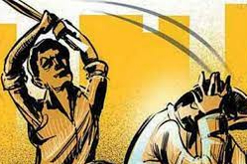 गांव के दबंगों ने रोका छात्रा का रास्ता, स्कूल जाने से किया मना, फिर जमकर चले लाठी-ठंडे