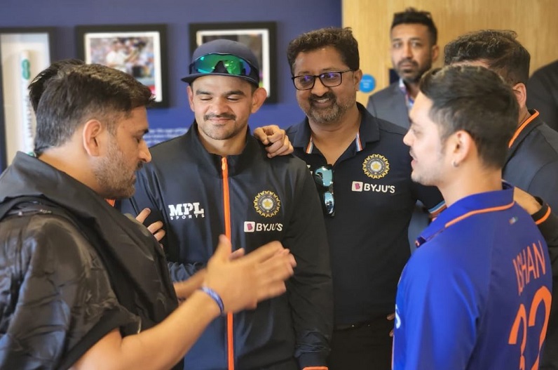 Dhoni speaks to Indian players at Edgbaston