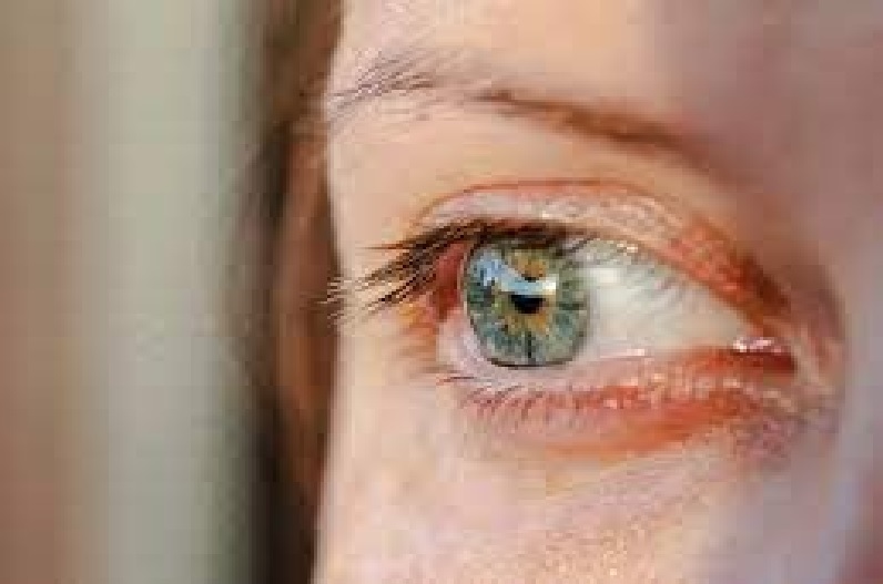 आँखो के इन लक्षणों को ना करें नजर अंदाज, हो सकता है ड्राई आई सिंड्रोम