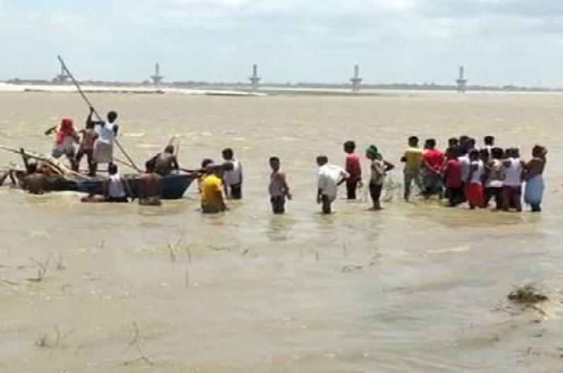 गंगा मंदिर घाट में डूूबा एक परिवार, दो बच्चों की मौत