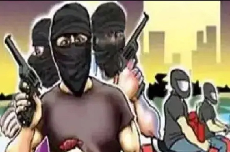 कोर्ट में पेशी पर आए गैंगस्टर के साथ 4 बदमाशों ने कर दिया ऐसा कांड, मुंह देखती रह गई पुलिस