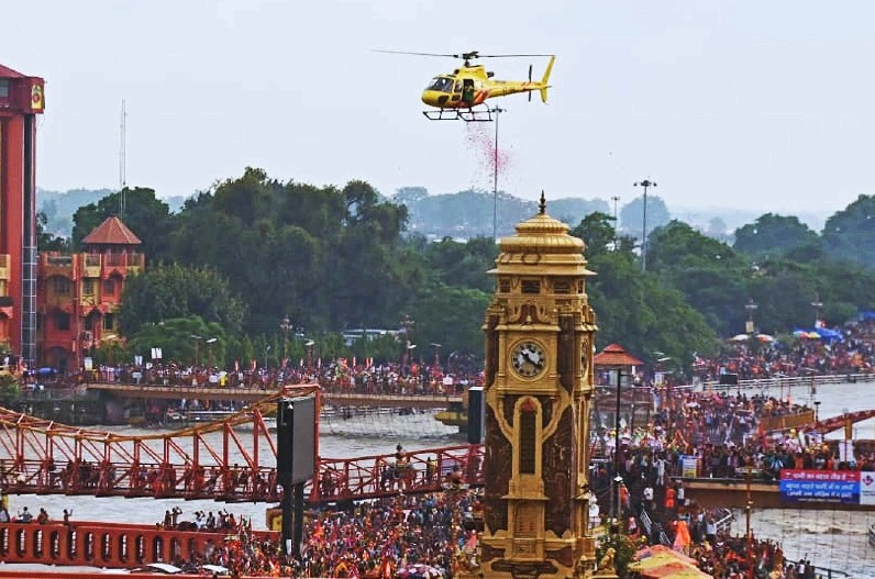 हरिद्वार में हेलिकॉप्टर से पुष्प वर्षा के दौरान टल गया बड़ा हादसा…