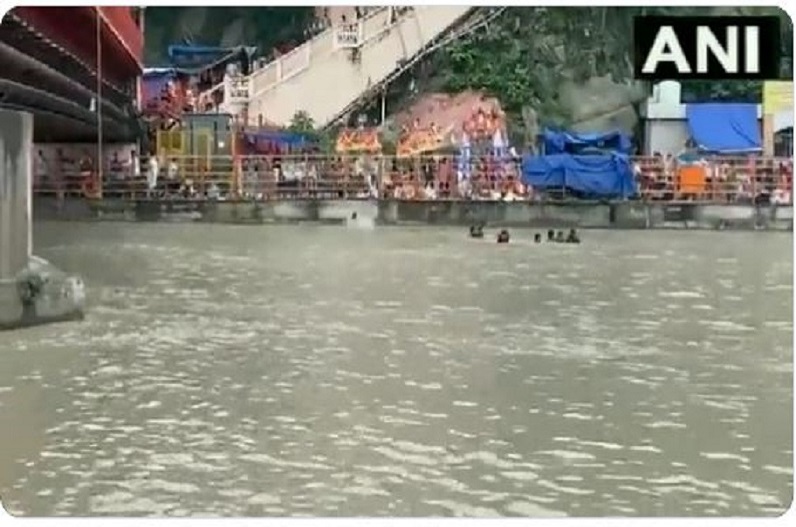 VIDEO: गंगा नदी में बहे जा रहे थे 7 कांवड़िए, बचाने के लिए खुद ही छलांग लगा दिए सेना और पुलिस के जवान..देखें