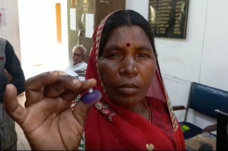 जंगल में लकड़ी बीनते समय मिला 20 लाख का हीरा, पल भर में ऐसे बदल गई आदिवासी महिला की किस्मत