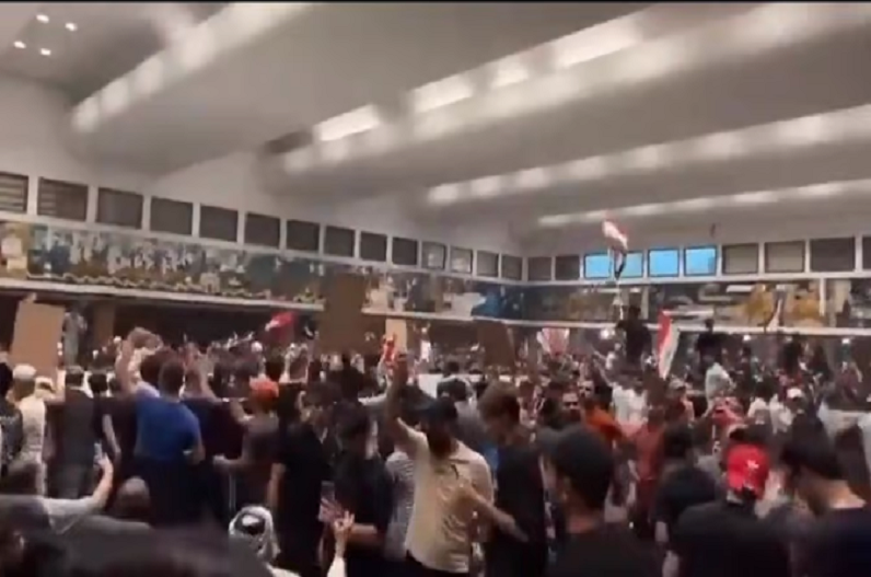 Iraq Protest: आक्रोशित प्रदर्शनकारियों ने संसद में बोला धावा, मेजों पर चढ़कर की जमकर तोड़फोड़, ईरान के खिलाफ लहराए झंडे