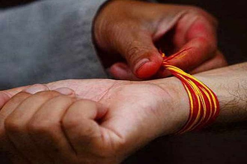 Kalawa importance: हाथों में कलावा पहनने और उतारने का जान लें ये नियम, वरना……