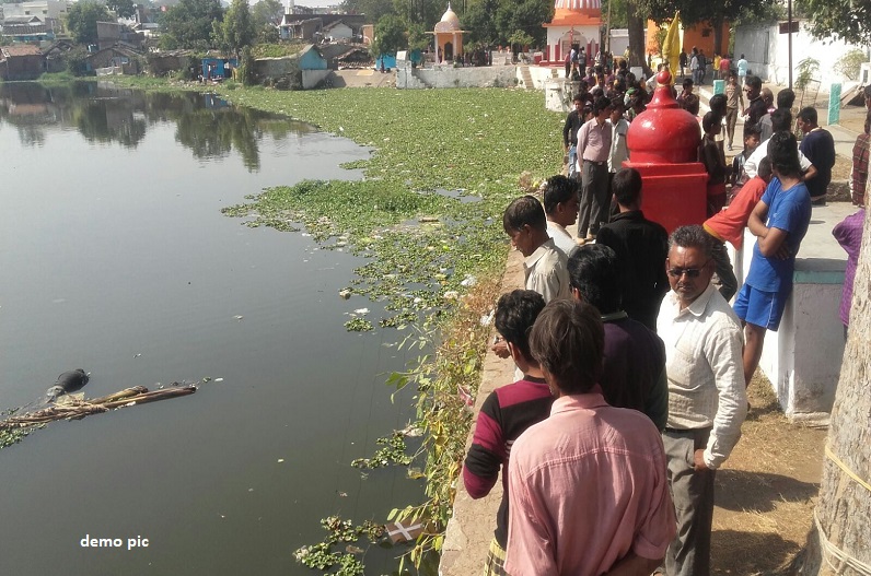 तालाब के अंदर इस हाल में मिले भाई-बहन, मची अफरा-तफरी के बीच बुलानी पड़ी पुलिस को