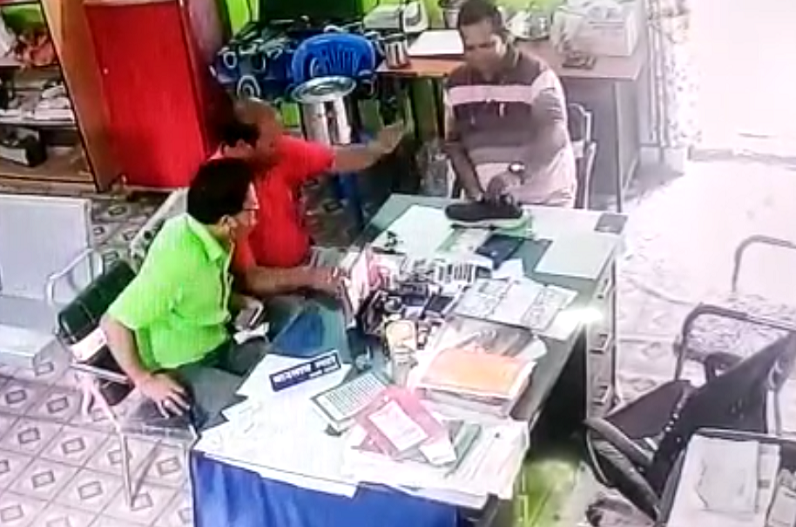 1 पद 2 दावेदार: जमकर हुई कहासुनी, BEO के सामने ही टीचर ने टेबल पर जूता निकालकर बोला- ले मार ले भाई, Video वायरल
