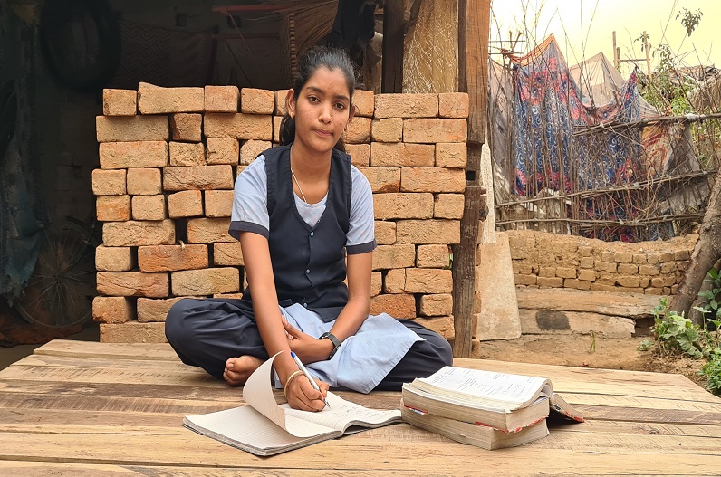 IBC24 Swarn Sharda Scholarship 2022 : 12वीं टॉपर कुंति साव बोलीं- हौसला है तो गांव, शहर, संसाधन कभी बाधा नहीं बन सकते