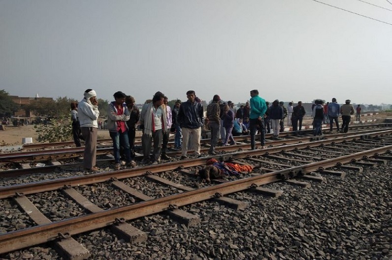 गोरखपुर में रेलवे ट्रैक से प्रेमी युगल के शव बरामद