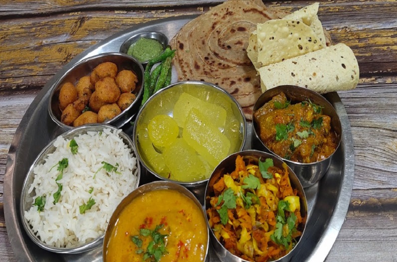 हो सकती है आपकी मौत! अगर खाने के समय करते हैं ये गलती, जल्द सुधार लें अपनी आदत