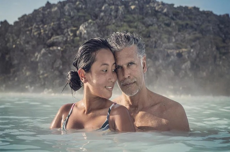 मिलिंद का पत्नी संग अंडरवॉटर रोमांस, वीडियो पोस्ट कर लिखा- कई लोग कह रहे हैं..