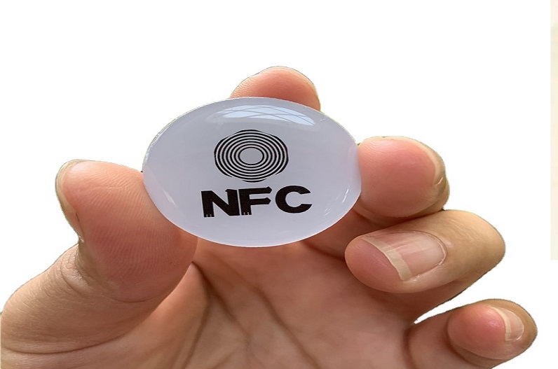 NFC sticker: बिना कोई बटन दबाए ही कुछ भी करें शेयर, फोन पर 45 रुपए का स्टीकर लगाने धड़ल्ले से खरीद रहे लोग, जानें इसकी खासियत