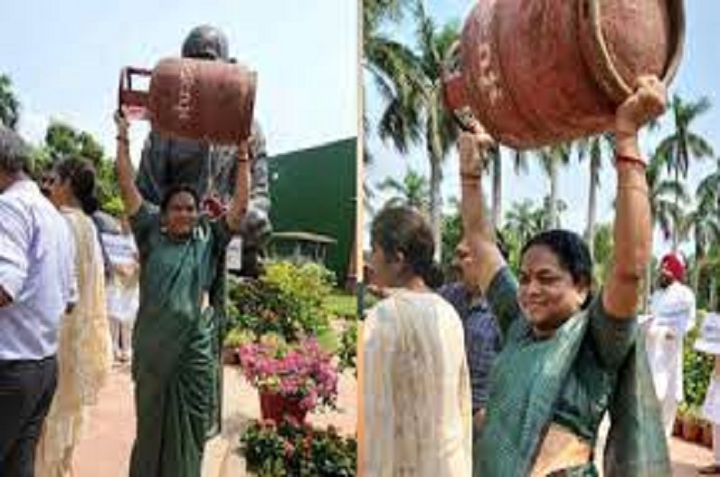 महंगाई को लेकर महिला सांसद का प्रदर्शन, केंद्र पर साधा जमकर निशाना..अंदाज देख दंग रह जाएंगे आप