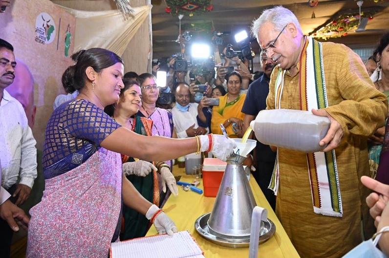गौ.मूत्र खरीदी करने वाला देश का पहला राज्य छत्तीसगढ़, प्रथम विक्रेता बने सीएम भूपेश बघेल