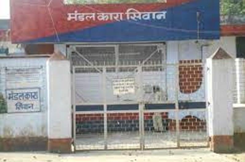 कैदी को इतना पीटा कि थम गई सांसें…भड़के परिजन तो पुलिसकर्मी ने तान दी बंदूक