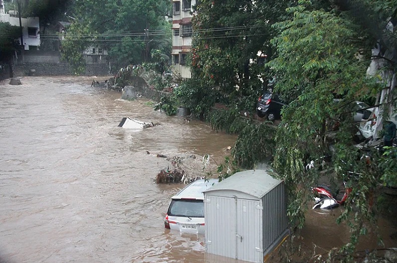 भारी बारिश ने मचाई तबाही, उफान पर हैं नदियां, अबतक 12 लोगों की मौत