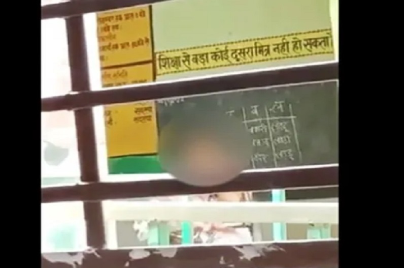 क्लास रूम में छात्रा ने ये क्या कर दिया.. टीचर ने बेरहमी से ‘थप्पड़ों’ से पीटा, वायरल हो गया वीडियो