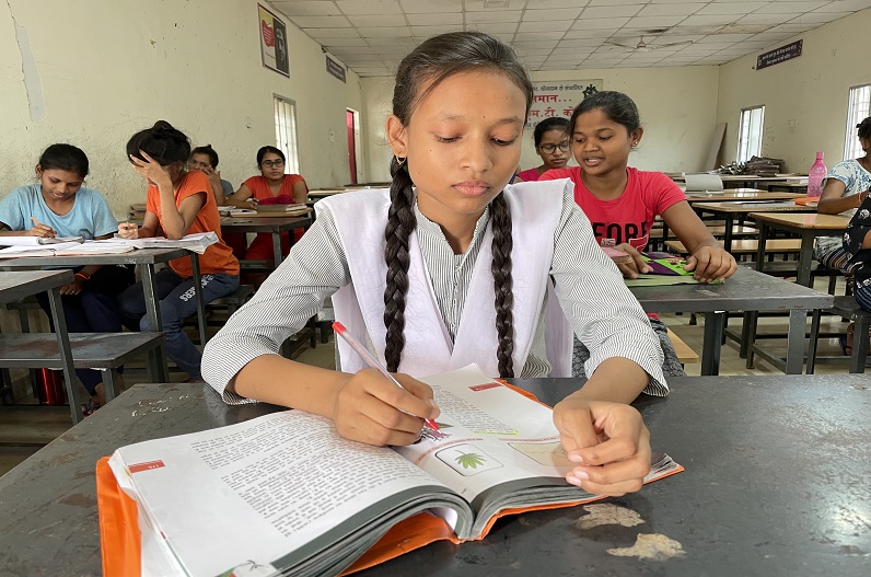 IBC24 Swarn Sharda Scholarship 2022 : 12वीं टॉपर तेजेश्वरी कश्यप बोलीं- डॉक्टर बनकर वनवासी क्षेत्रों में करना चाहती हूं सेवा