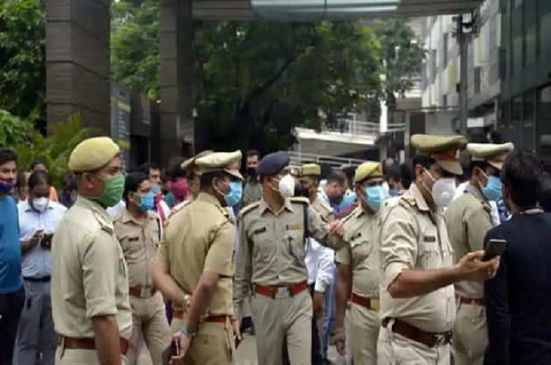 आराम फरमाते रह गए पुलिसकर्मी, चौकी से 50 मीटर की दूरी पर ही हो गई 7 लाख रुपए की लूट, उठ रहे कई सवाल