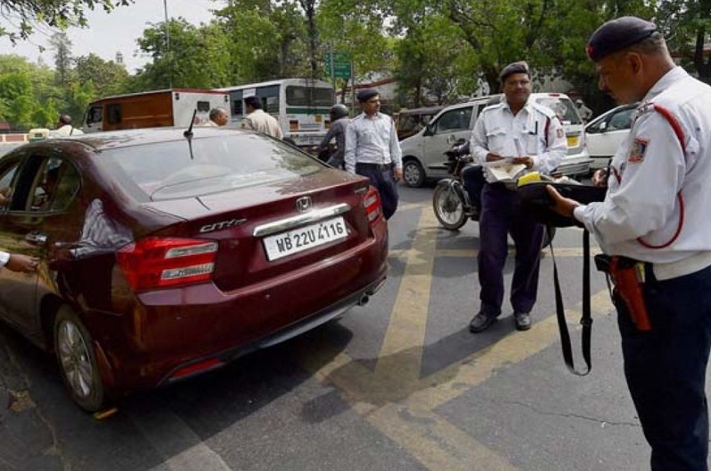 अब ट्रैफिक पुलिस चेकिंग के नाम पर नहीं रोकेगी आपकी गाड़ी, यातायात के नियमों में हुआ ये बदलाव, जानिए
