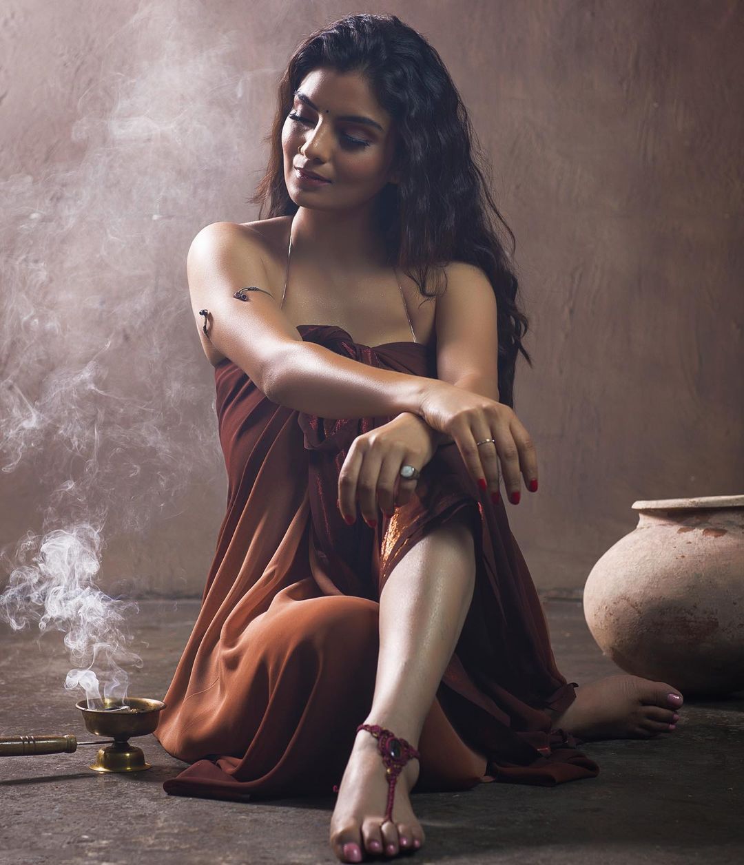 अन्वेषी ने अपने करियर की शुरुआत में बतौर होस्ट और मॉडल काम करना शुरू किया था जिसके बाद उन्होंने एक्टिंग में कदम रखा।