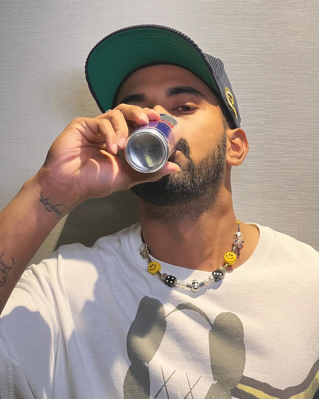 राहुल ने अपने इंस्टाग्राम अकाउंट में कई तस्वीर को पोस्ट किया। जिसमें वो बेहद स्टाइलिश और डैसिंग लग रहे है।