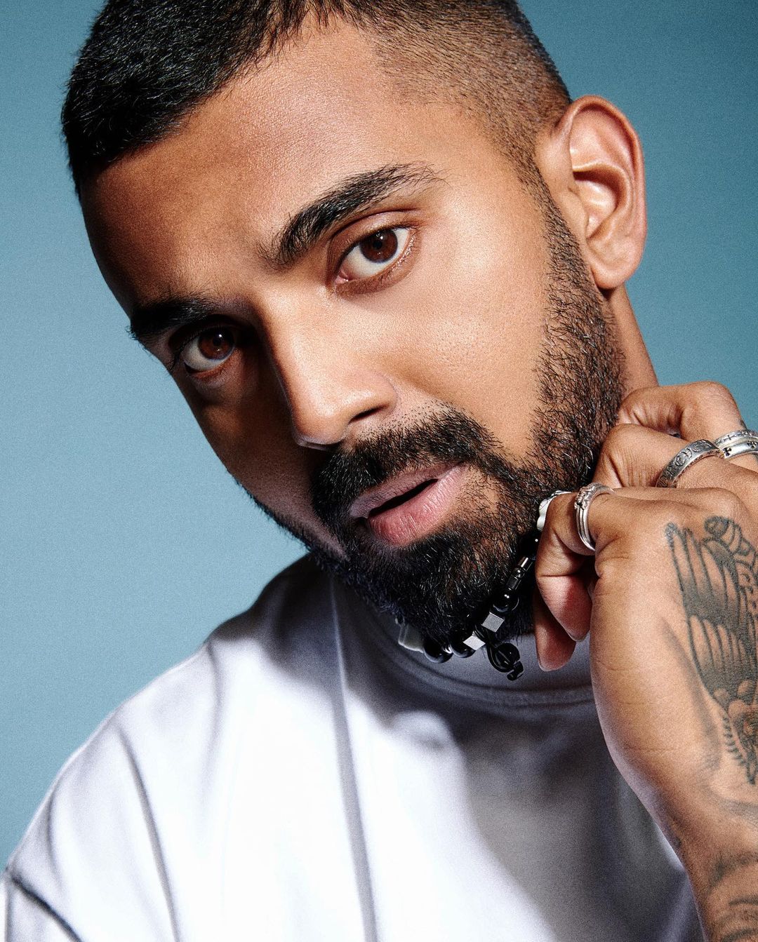 राहुल का हेयर स्टाइल उनके beard वाले लुक को काफी शूट कर रहा है। लंबे टाइम बाद राहुल ने मैदान में वापसी की है।