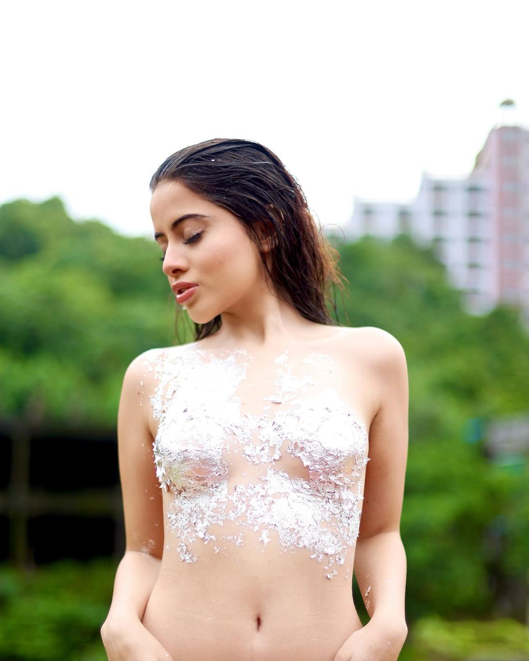 उर्फी जावेद ने अपने लेटेस्ट फोटोशूट की सारी फोटोज इंस्टाग्राम पर शेयर की हैं।