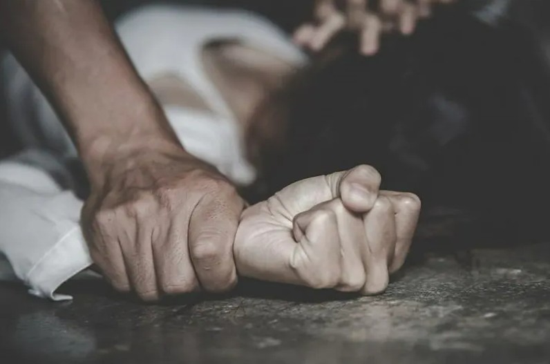 बहू को देखकर बिगड़ी चाचा ससुर की नीयत, बनाया हवस का शिकार, किसी को बताने पर दी जान से मारने की धमकी