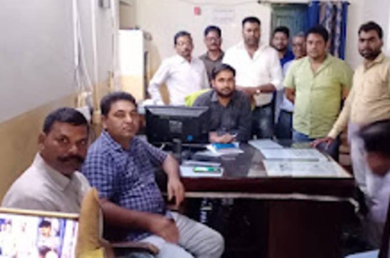 रिश्वत लेते रंगेहाथों पकड़ाए बिजली विभाग के अधिकारी, इस काम के लिए मांगे थे पैसे