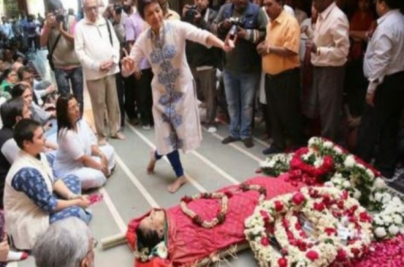 अपनों की मौत मातम नहीं जश्न मनाते हैं यहां के लोग, रंग-बिरंगें कपड़े पहनकर शव को देते है अंतिम विदाई