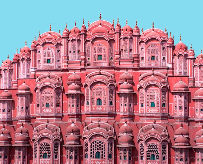जयपुर- पिंक सिटी यानी चमचमाती गुलाबी शहर जयपुर किलों और शानदार महलों और शाही राजपूत विरासत को प्रदर्शित करता है। यहां की एक और खास बात यह है कि यहां के लोग बहुत ही भोले और अच्छे हैं। जी हां, और जयपुर का मौसम गर्मियों में बहुत गर्म होता है। आपको बता दें कि गर्मियों में जयपुर का तापमान 45 डिग्री या इससे भी ऊपर पहुंच जाता है। अगर आप यहां जाना चाहते हैं तो इसके लिए आप सर्दी का मौसम चुन सकते हैं, यह बेस्ट रहेगा।