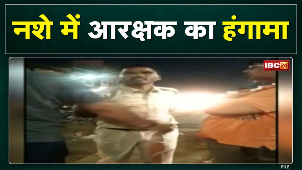 Ambikapur News constable created a ruckus by entering the shop and threatened to kill him..