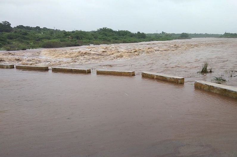 प्रदेश के इस इलाके में बारिश और बाढ़ का कहर जारी, नेशनल हाईवे पर लगा लंबा जाम