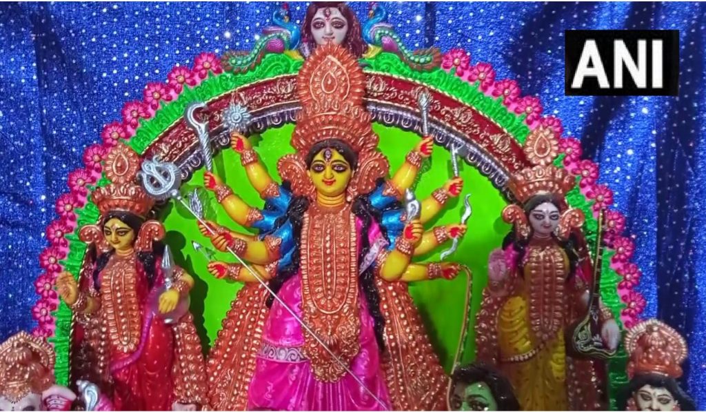 असम के करीमगंज में एक कलाकार ने फाइबरग्लास से दुर्गा की प्रतिमा बनाई जो लंदन भेजी जाएगी।