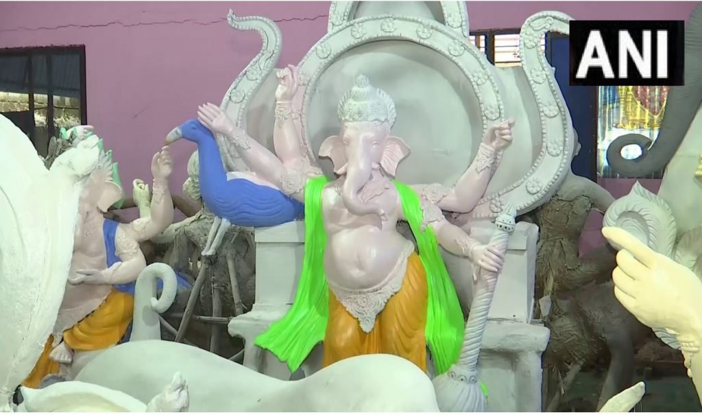 एक कलाकार ने कहा,“हम 3 फीट से लेकर 50 फीट तक की मूर्ति बना रहे हैं। गणेश मूर्ति की मांग बहुत ज्यादा है।