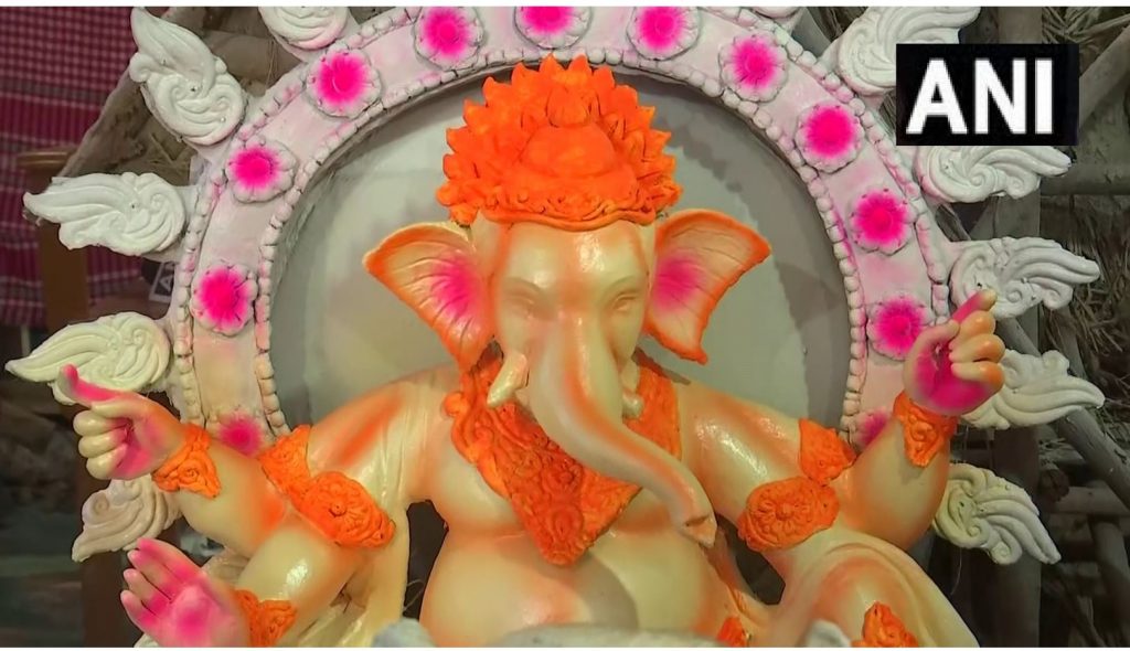 ओडिशा के भुवनेश्वर में गणेश चतुर्थी उत्सव की तैयारियां चल रही हैं। कलाकारों को अच्छे कारोबार की उम्मीद है।