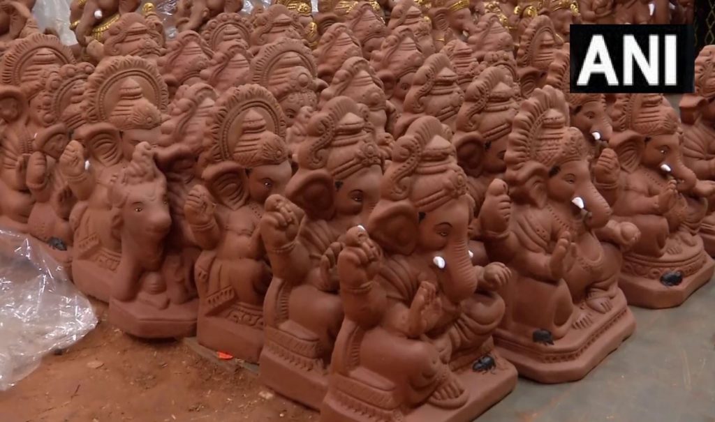 उन्होंने बताया, “हम 7 साल से मिट्टी का गणपति बना रहे हैं। इसके 2 महत्वपूर्ण कारण हैं।