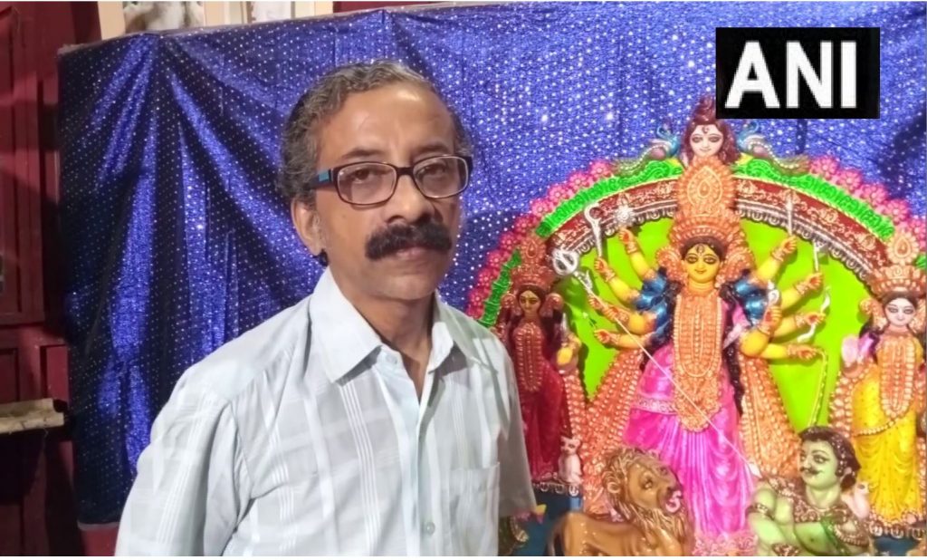 कारीगर ने बताया, “ये मूर्ति लंदन जाएगी, इसे बनाने में मुझे 1.5 महीने का समय लगा जो 2.5 फीट की है। ये फाइबर का बना है। यह पहली बार है जब पूर्वांचल से कोई मूर्ति यूरोपीय देश में जाएगी।