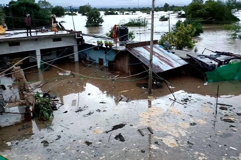 टापू में तब्दील हुए कई गांव, छतों पर बैठे-बैठै बीत गई रात, मदद का इंतजार करते रहे ग्रामीण