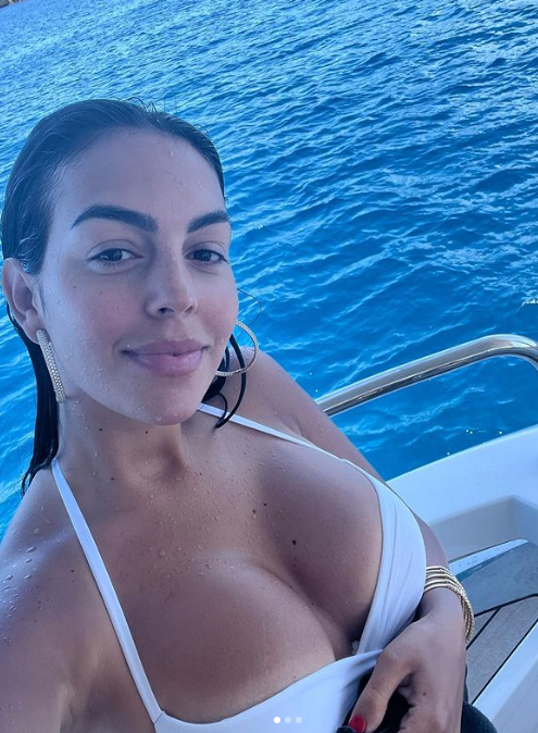 Georgina Rodriguez: जॉर्जिना रोड्रिगेज ने समंदर किनारे बिकिनी में दिखाया कातिल सेक्सी लुक, बॉडी के इस जगह पर बनवाया टैटू