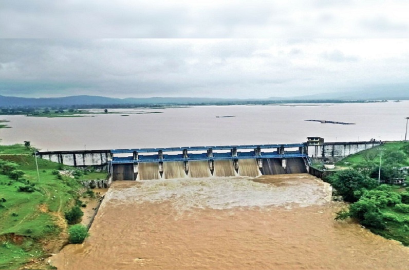 The gates of Ghunghutta Dam were opened due to heavy rains