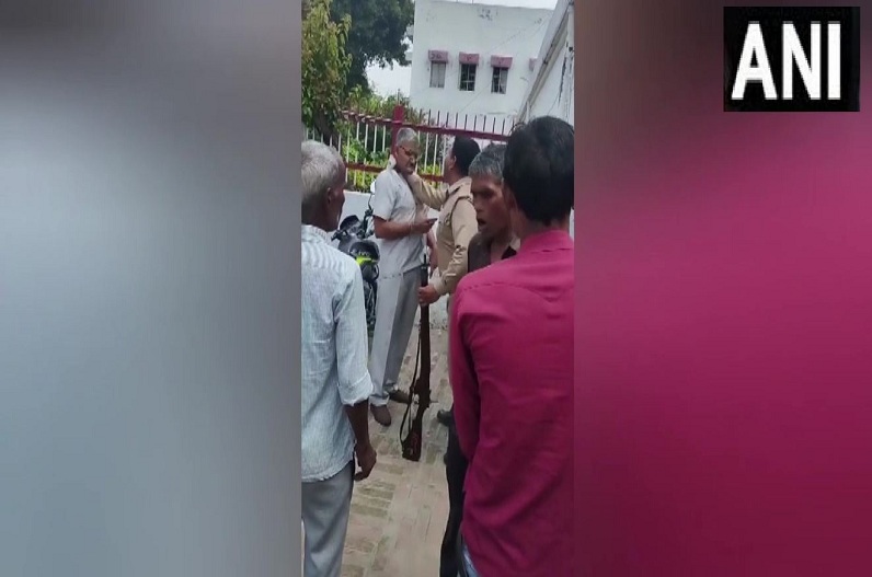 बीच सड़क पर होमगार्ड जवान ने रिटायर्ड एसआई का पकड़ा कॉलर, सामने आया वीडियो