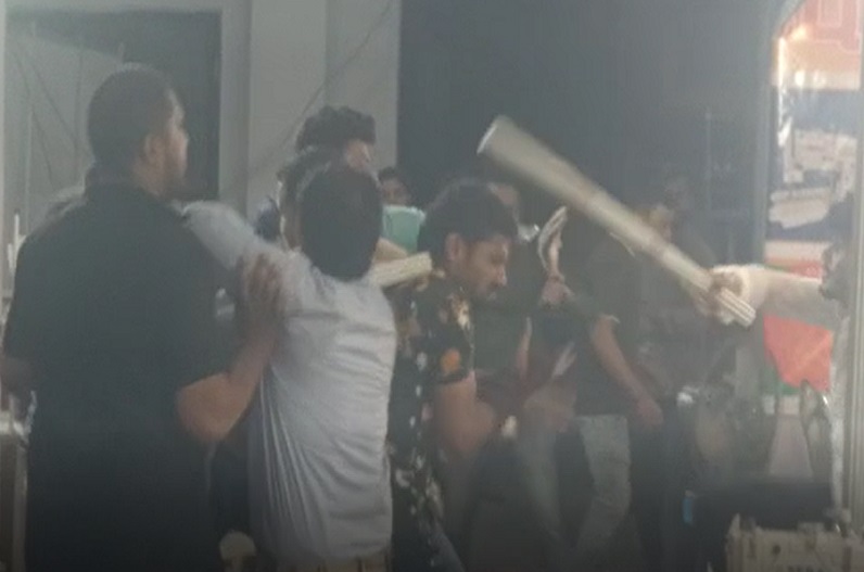 गारमेंट एक्सपो दो पक्षों के बीच हुई मारपीट, कई लोग हुए घायल, दो की हालत गंभीर